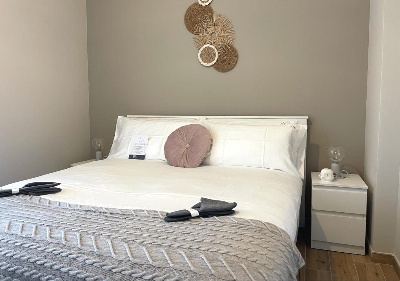 Deluxe Double Room with Side Sea View