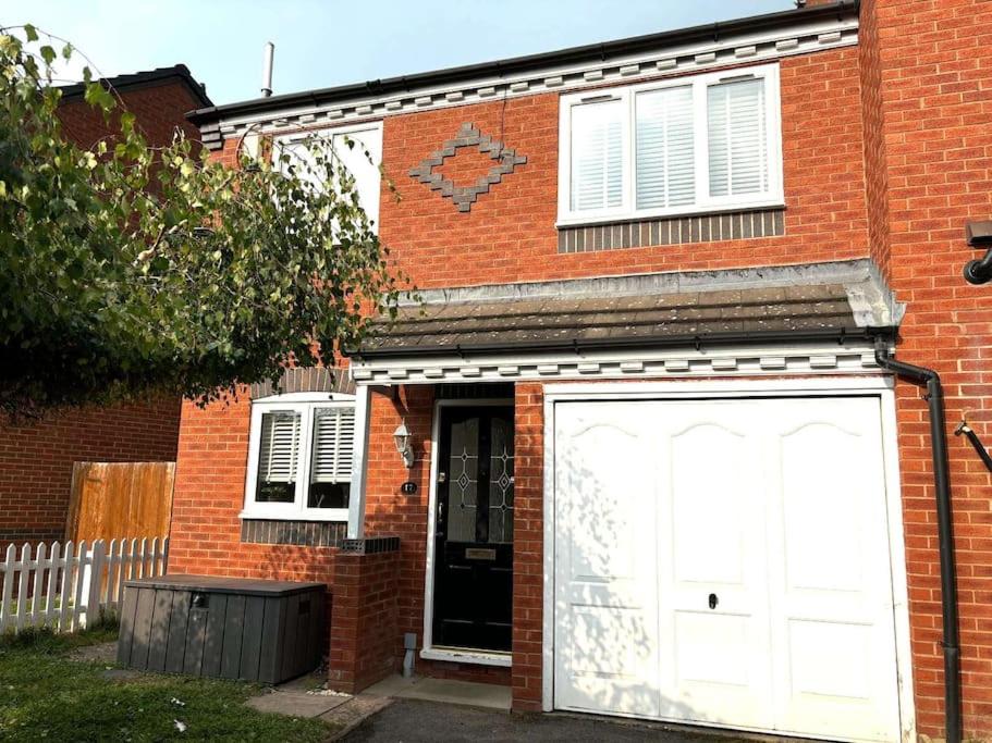 The Shrewsbury Stayscape - By Parydise Properties Ltd - Modern and Stylish 3 Bed - Perfect for Business or Leisure Stays - B&B