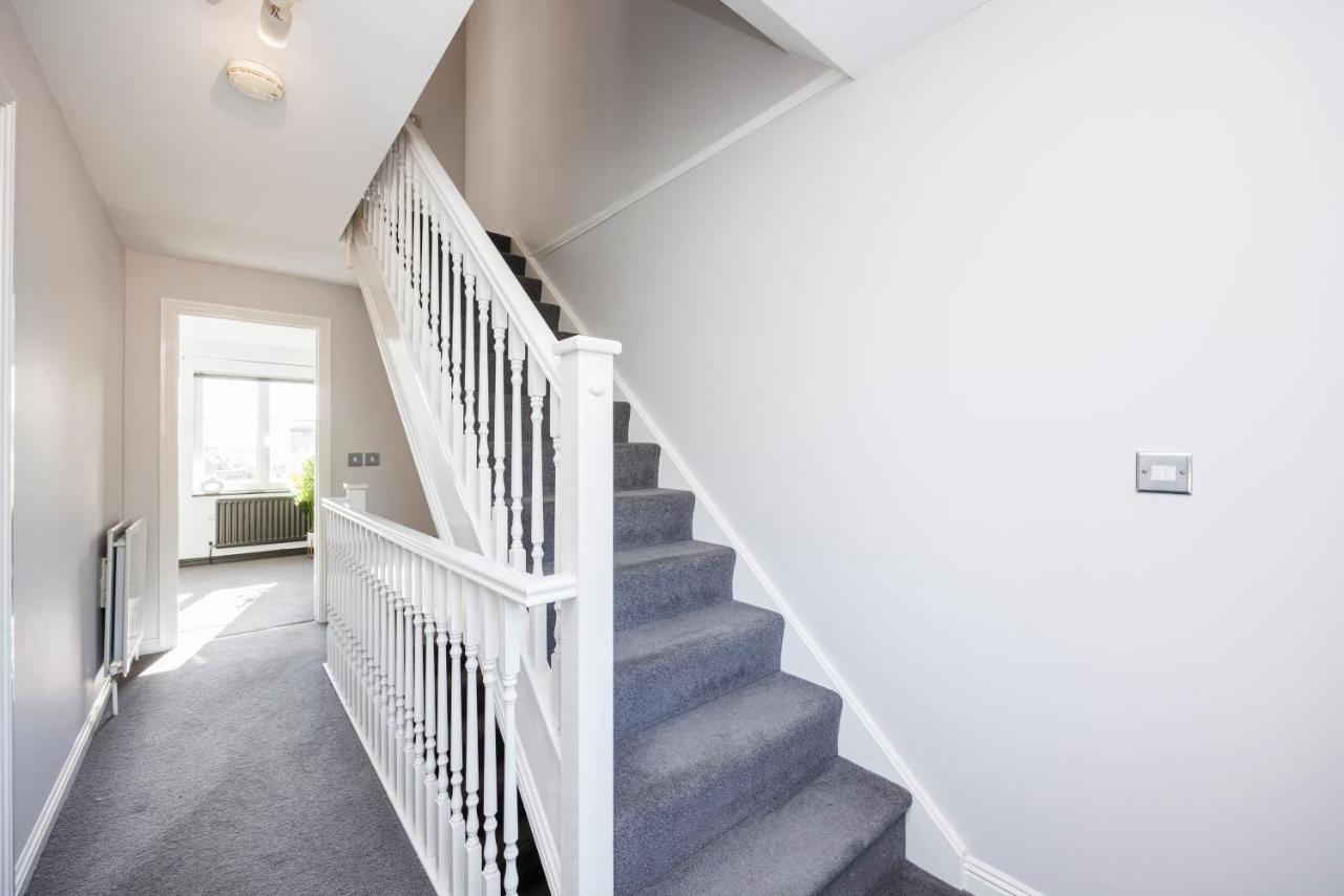 4 Bed Townhouse in Uxbridge Ideal For Families or Contractors By AV Stays Short Lets - B&B