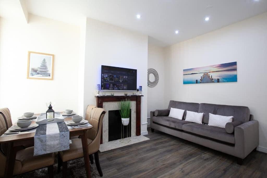6 Bedroom House 10min Drive from City Centre - B&B