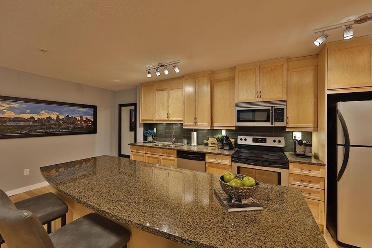 Ice District 2 Kings Underground Park Patio - Bed and Breakfast Edmonton