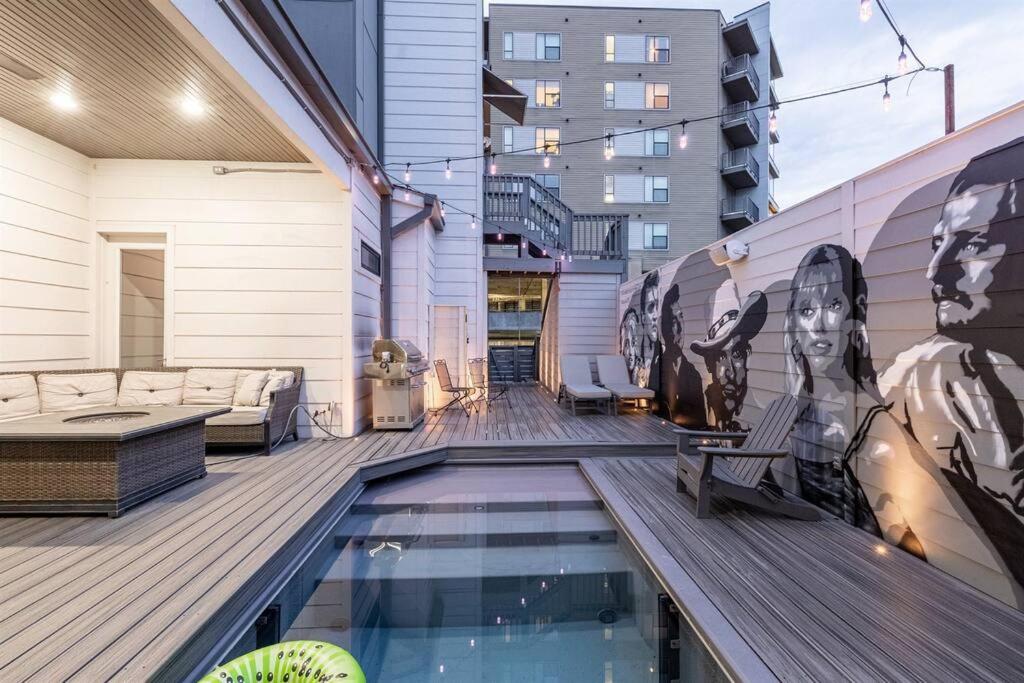 Luxury House - Heated Pool - in The Gulch - Walk Anywhere - Bed and Breakfast
