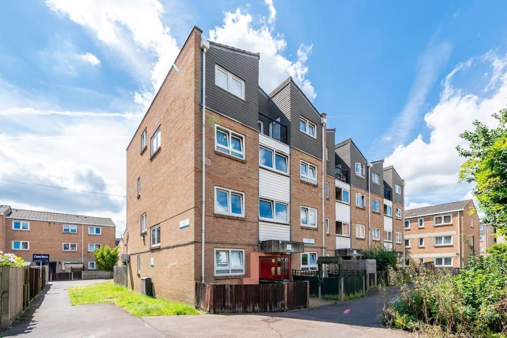 Bright spacious 2 bedroom flat in Zone One - B&B
