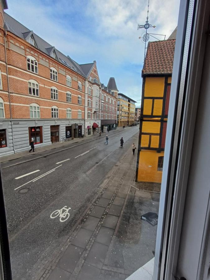 Luxurious 2 bedroom apartment near Jomfru Ane Gade - Bed and Breakfast Aalborg