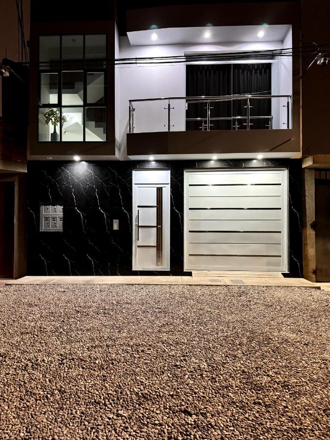 LUJOSO DEPARTAMENTO VIP- COCHERA PORTON ELECTRICO capacidad 06 - Ferienwohnung