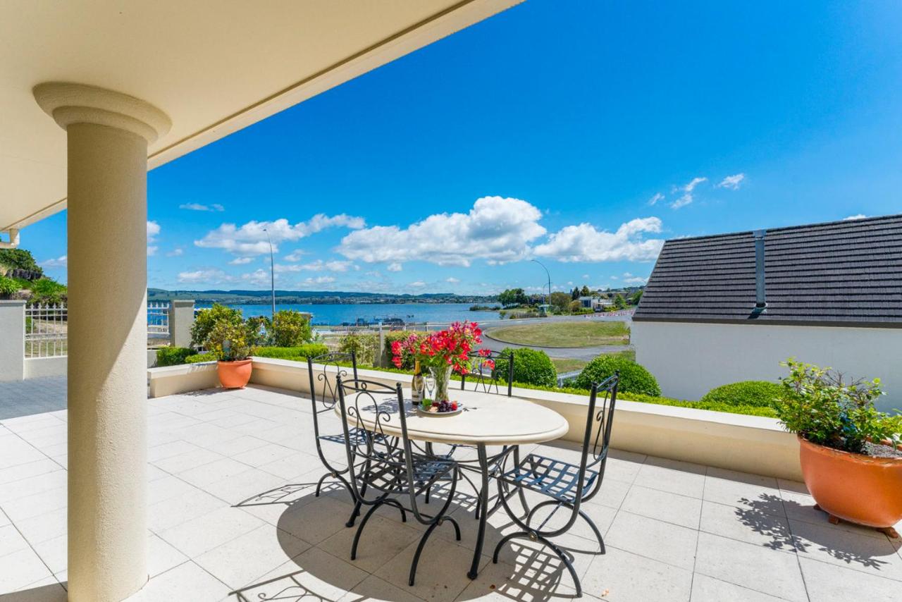 2 Mile Lakehouse - Taupo - B&B