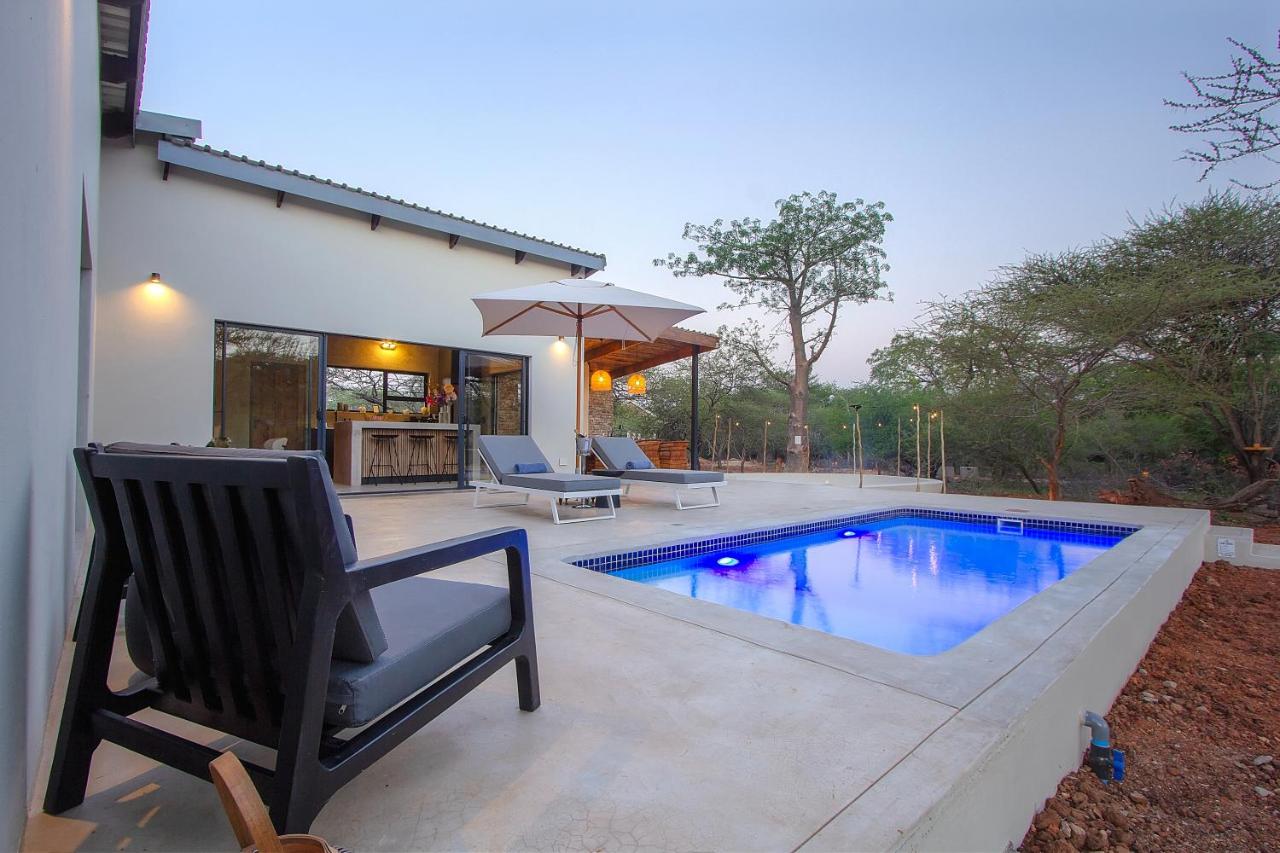 Pillows Luxury Safari Villa, Wood-Fired Hottub, Giraffe-Feeding-Tower, Large Private Pool - Chambres d’hôtes Marloth Park