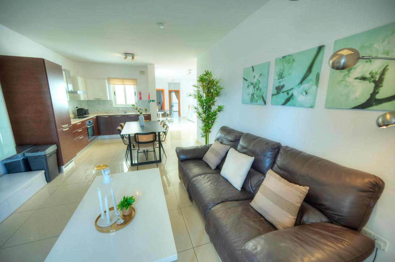 Bright & spacious 3 bedroom, shared garden JELL1-1 - Ferienwohnung Il-Gżira