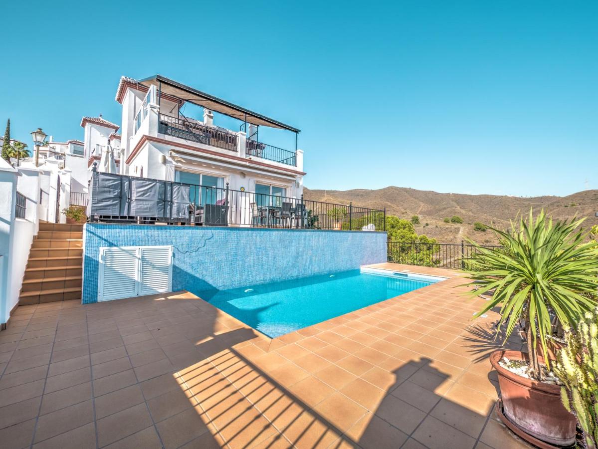 Beautiful villa with private heated pool in Nerja - Ferienwohnung
