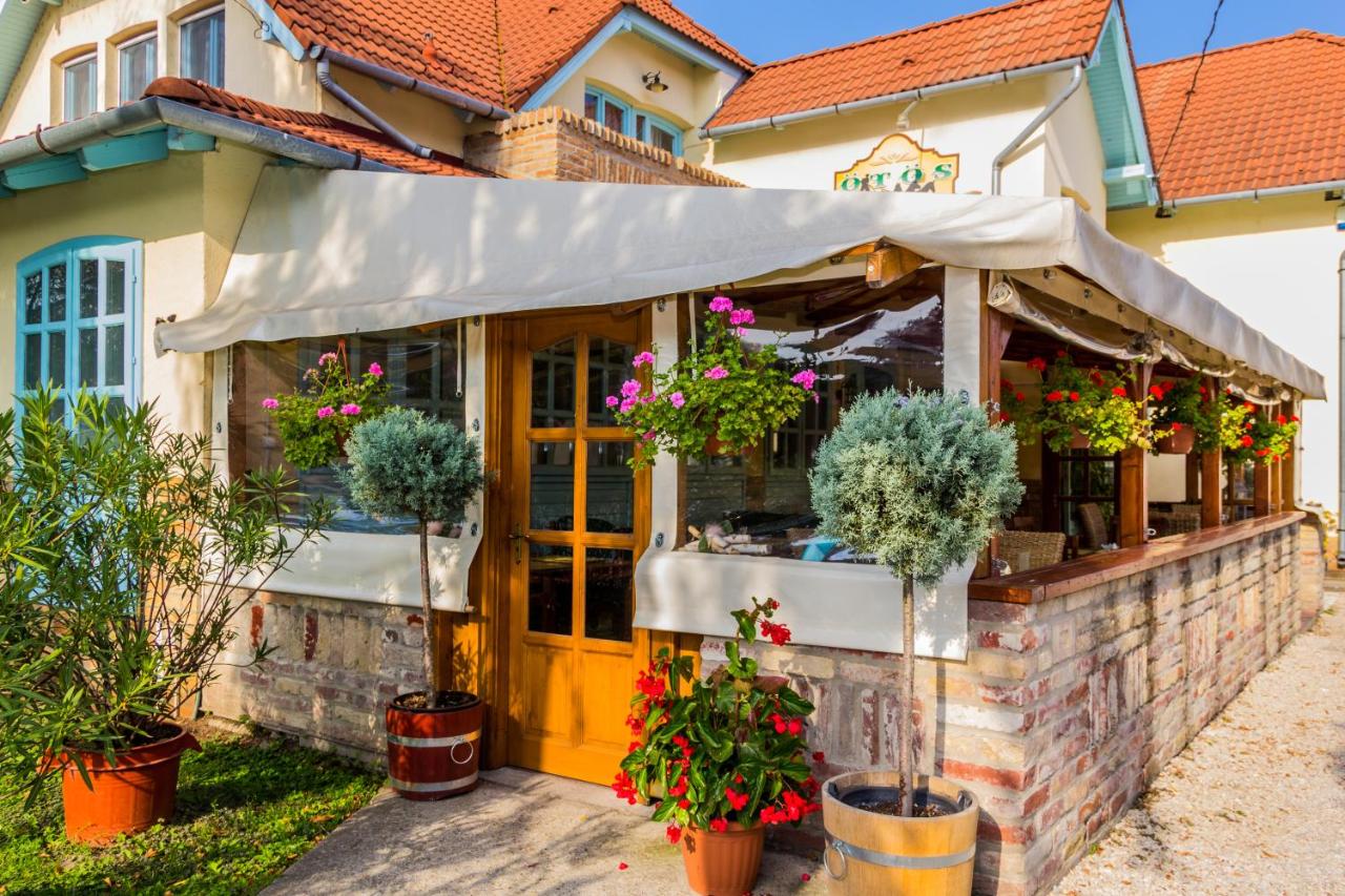 B&B Siófok - Ötösfogat Panzió - Bed and Breakfast Siófok