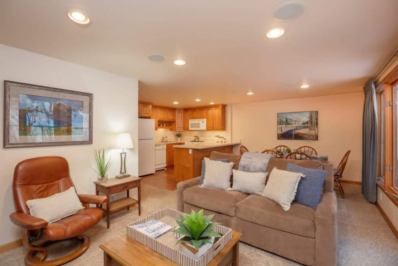 Comfort & Location - 2 BR, 2BA - Steps to Town - B&B