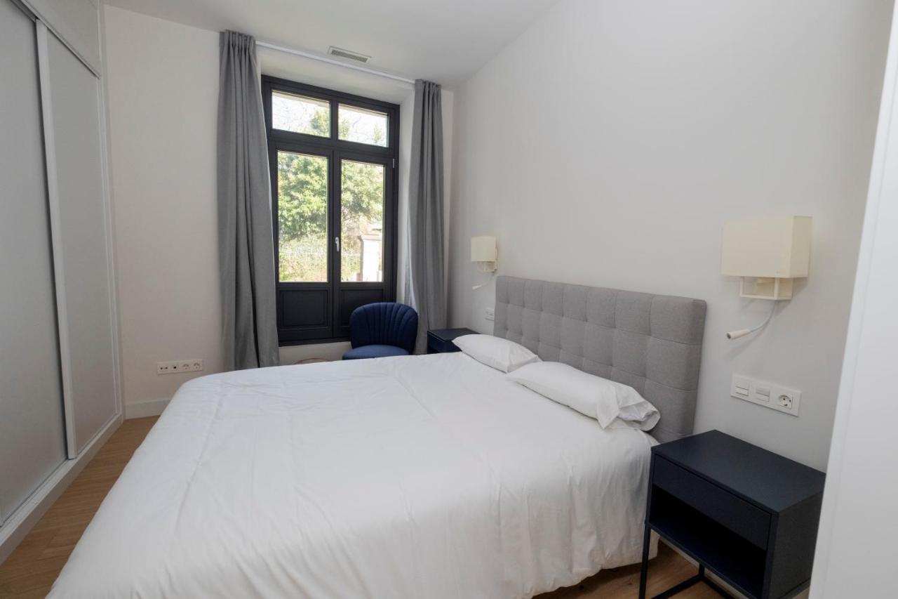 Deluxe One-Bedroom Apartment