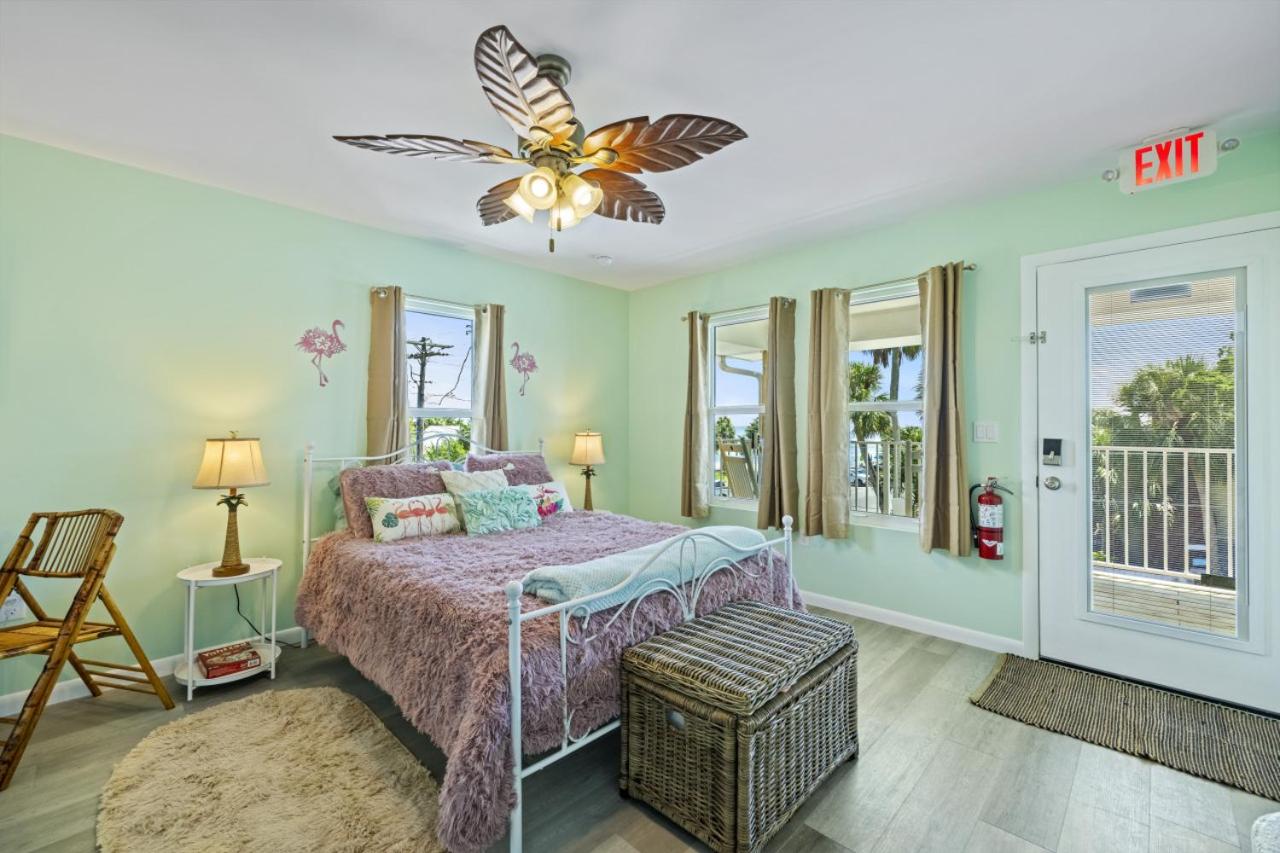 Flamingo Room a Cozy Studio Retreat - B&B Cedar Key