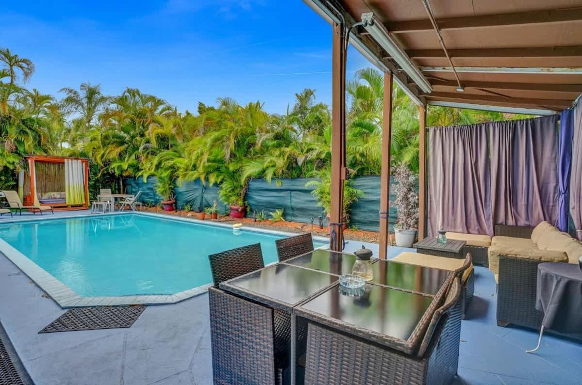 New Stunning Villa with Heated Pool Cabana - B&B