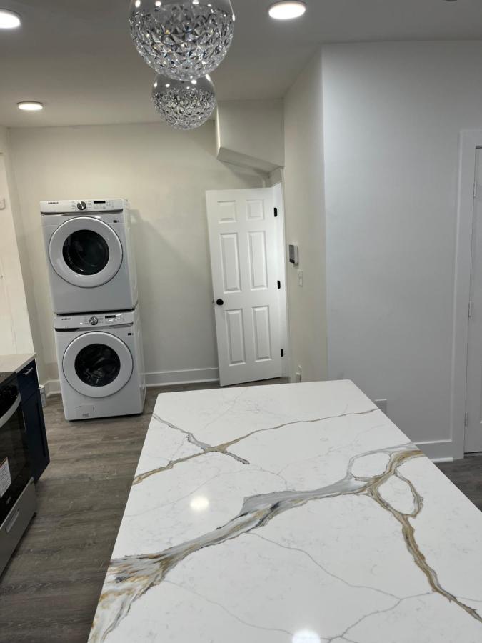 Entire detached home 4 bedrooms 3 bath free parking with deck - B&B