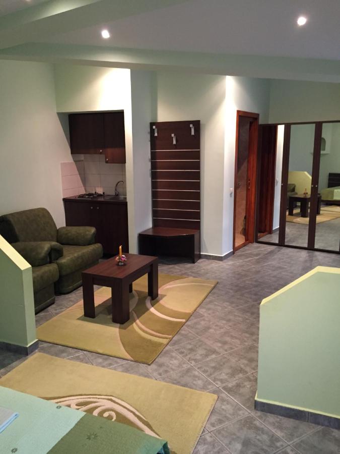 Studio (4 Adults)