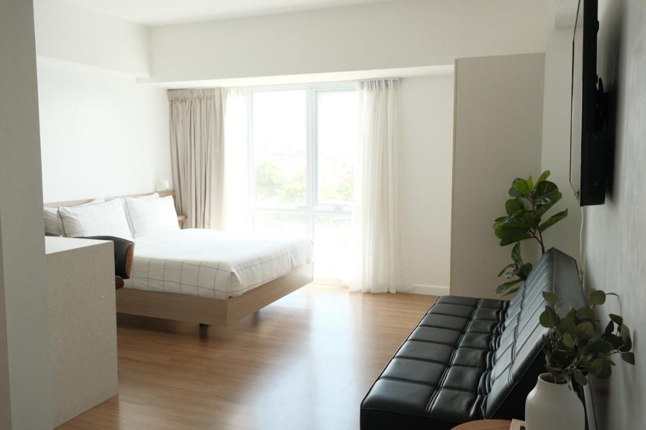 Very Demure, very spacious Studio Abreeza Place - Bed and Breakfast