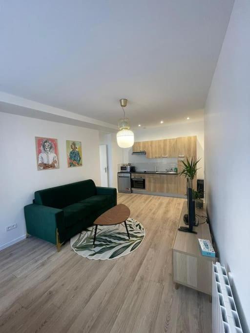 2P Porte de Paris, sortie métro face au bois - B&B Charenton-le-Pont