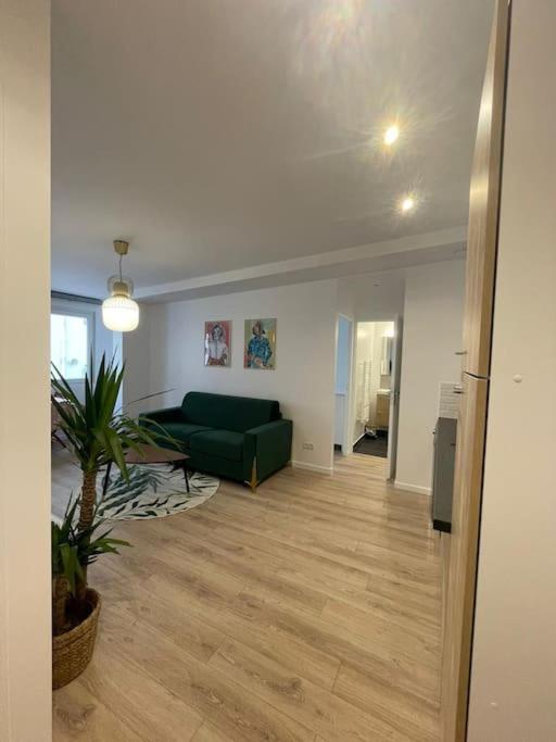 2P Porte de Paris, sortie métro face au bois - B&B