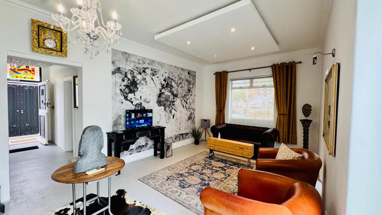 Cosy Family 2-Bedroom Cottage with Braai, Fireplace, Kitchen near Strand Beach - Chambres d'hôtes Strand