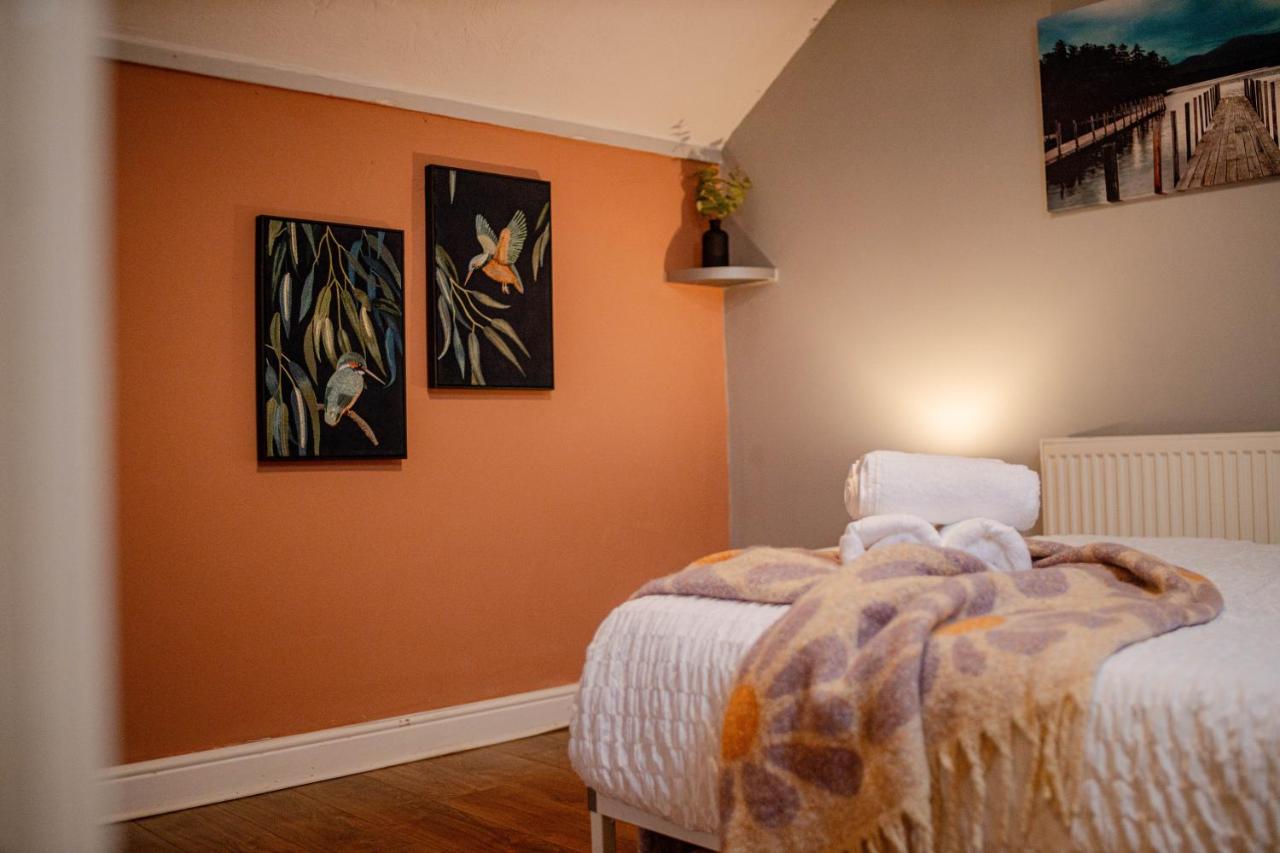 The Shamrock Stadium Side Retreat - Spacious House - Free Parking - B&B