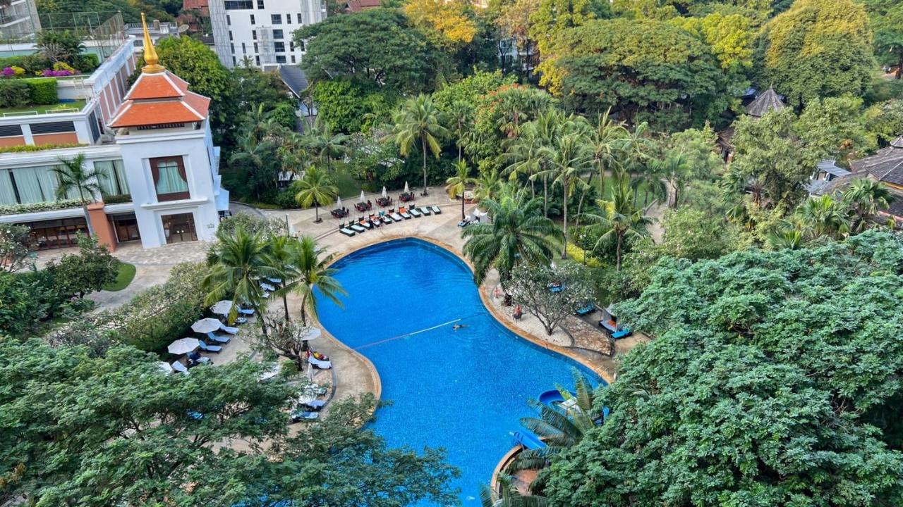 Apartment with Pool View