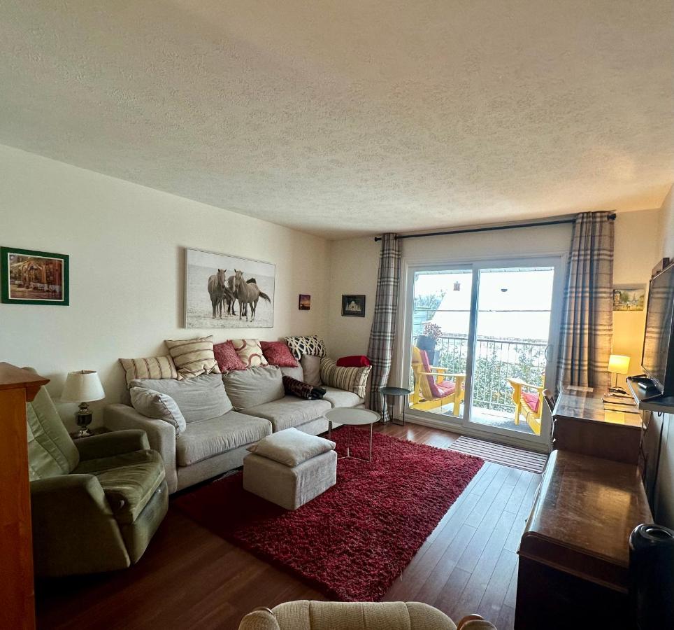 Quiet, comfortable great location 2 bedroom - B&B