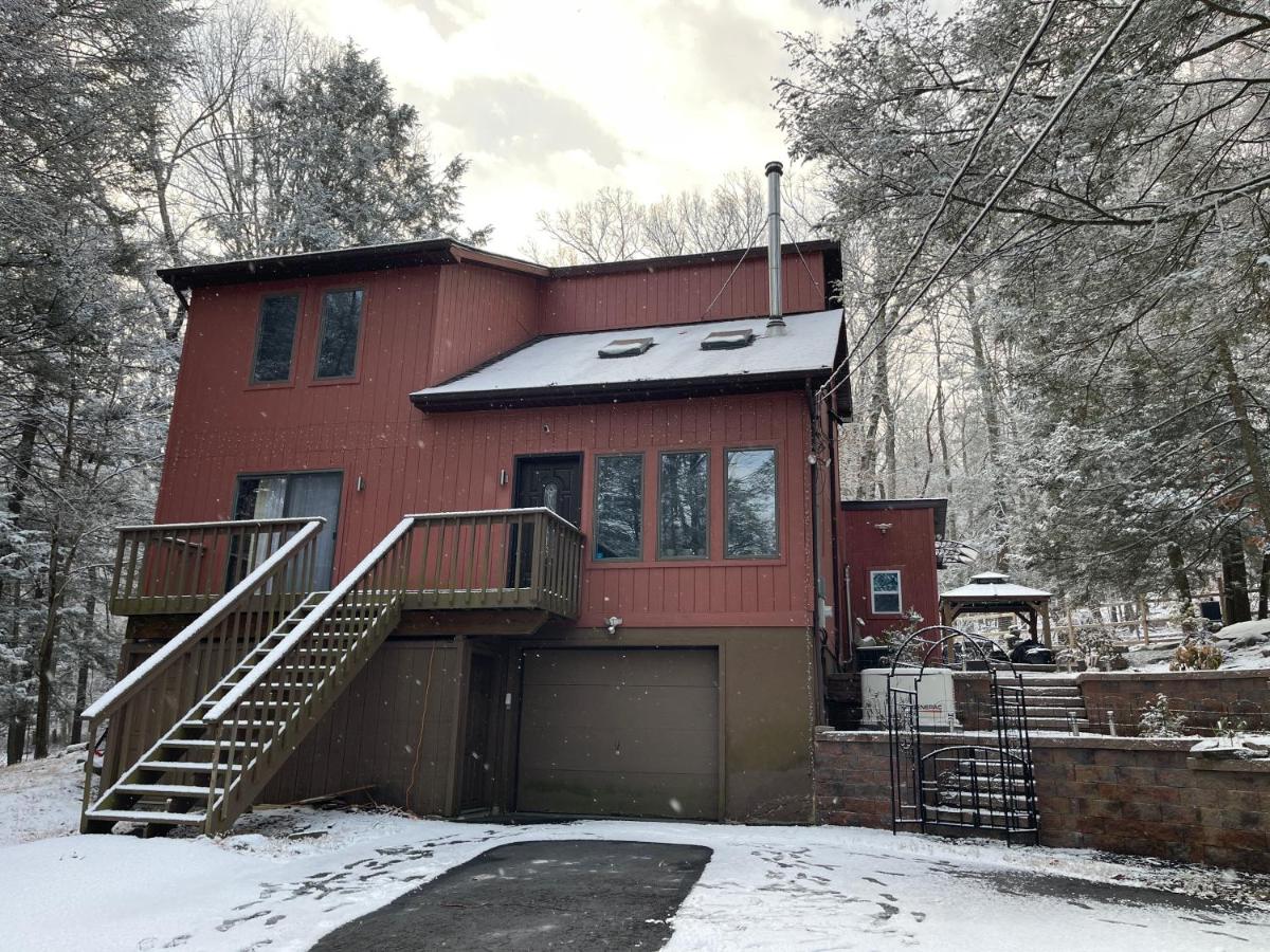 Luxury Pocono Retreat with hot tub, sauna, fire pit, and patio - Chambres d’hôtes East Stroudsburg