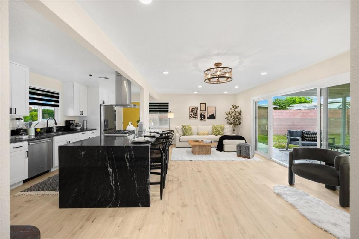 Luxurious Newly Remodeled 4 Bedroom Home with Large Backyard near Disneyland - Bed and Breakfast