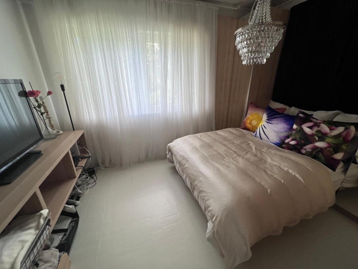 Et steinkast unna tog og ferje terminal, 3 soverom 2 bad - B&B