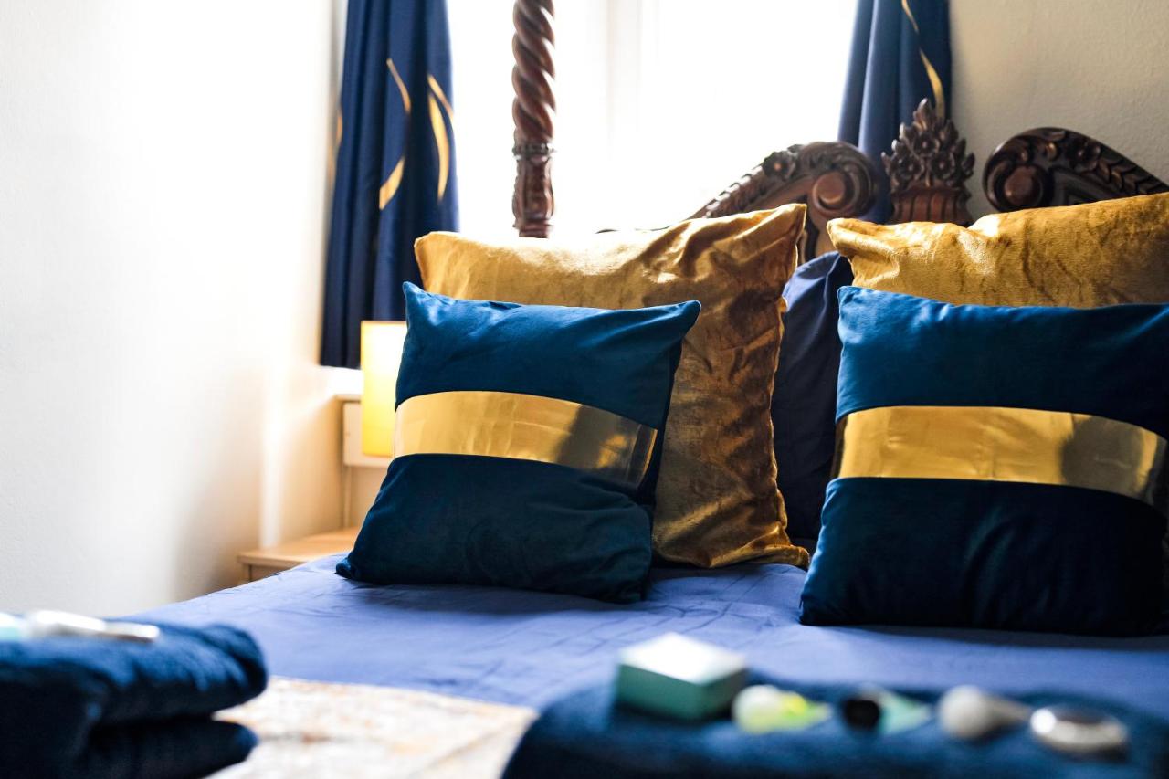 STR8BS8 Banksy 2-Bedroom Apartment, Clifton, Parking & Garden - Bed and Breakfast Bristol