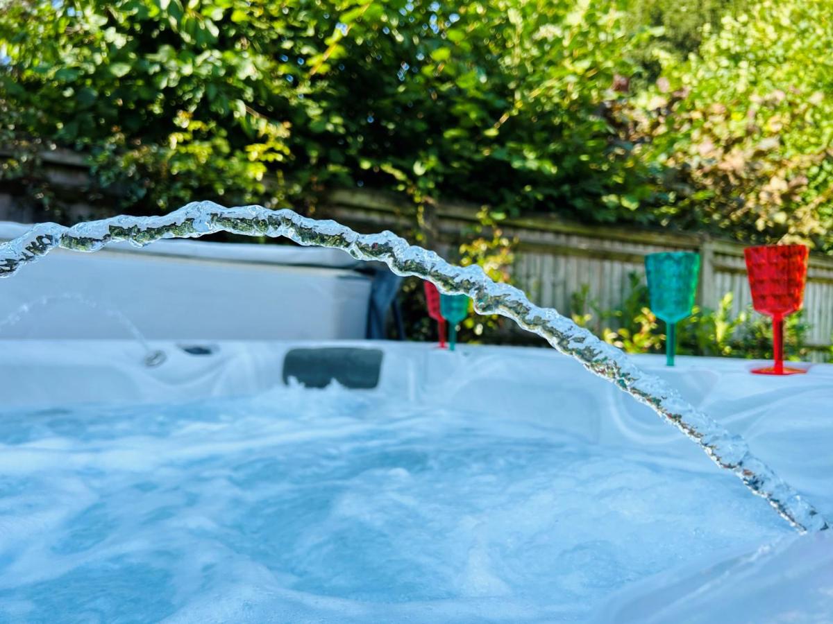 The Foremans House, With Hot Tub, A luxurious Historical pre 16th Century Grade II Listed House, location Essex in a picturesque Village, Country Pub In walking Distance - Chambres d'hôtes Ridgewell