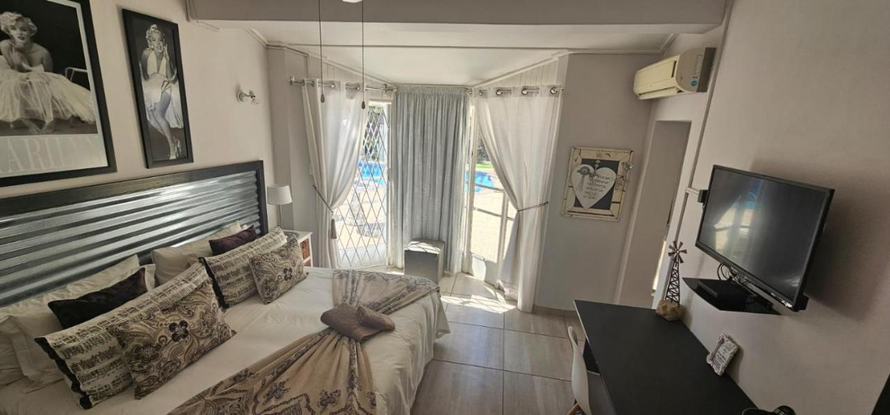 Kamer met Kingsize Bed en Uitzicht op het Zwembad
