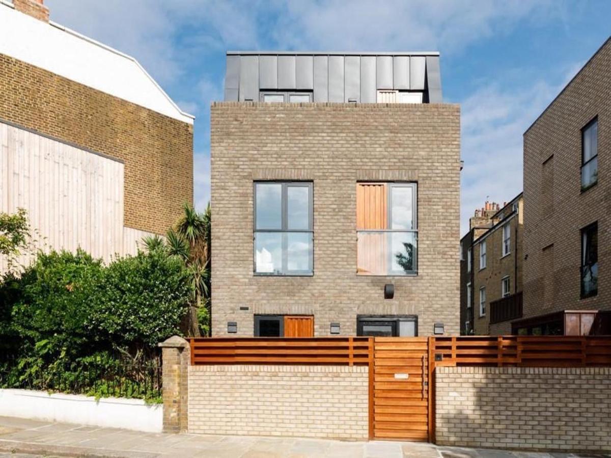 4Bedroom, 3Bath Retreat with Extra Toilet & Private Garden Oasis - B&B London