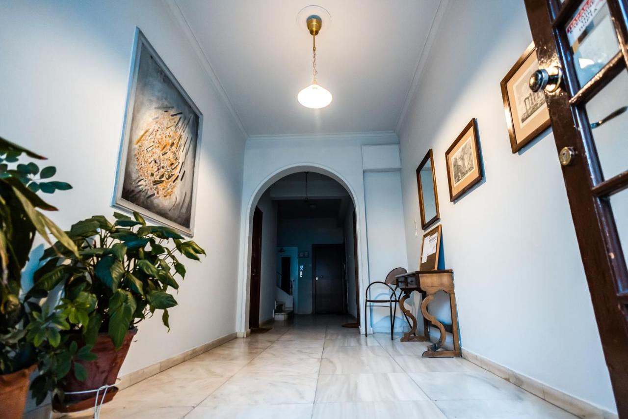 CHARĀ Apartment in Plaka, Under The Acropolis - B&B