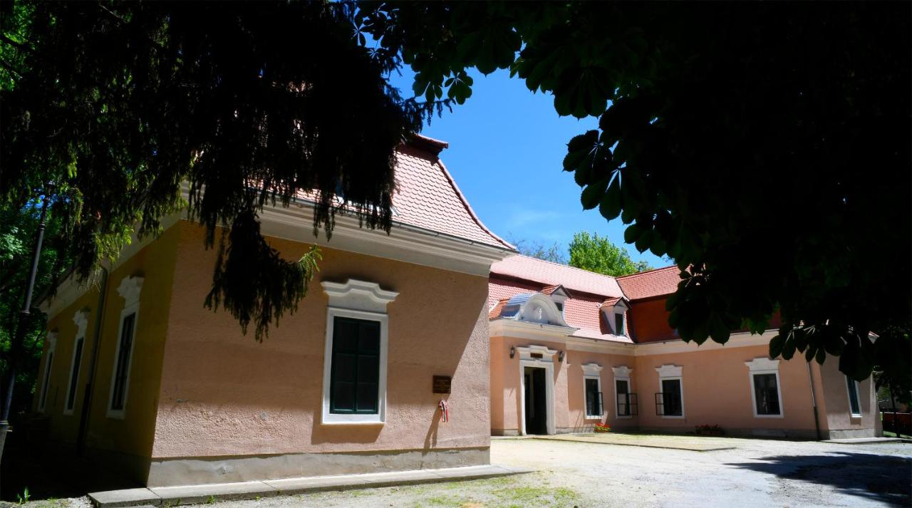 Pluto Lovas Vendégház - B&B