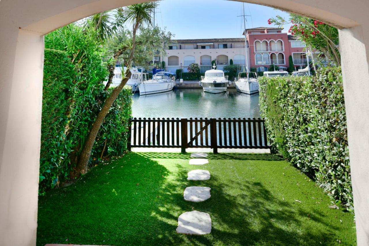 Fisherman house with WIFI and a mooring in a private area - parking near-by - Chambres d’hôtes Grimaud