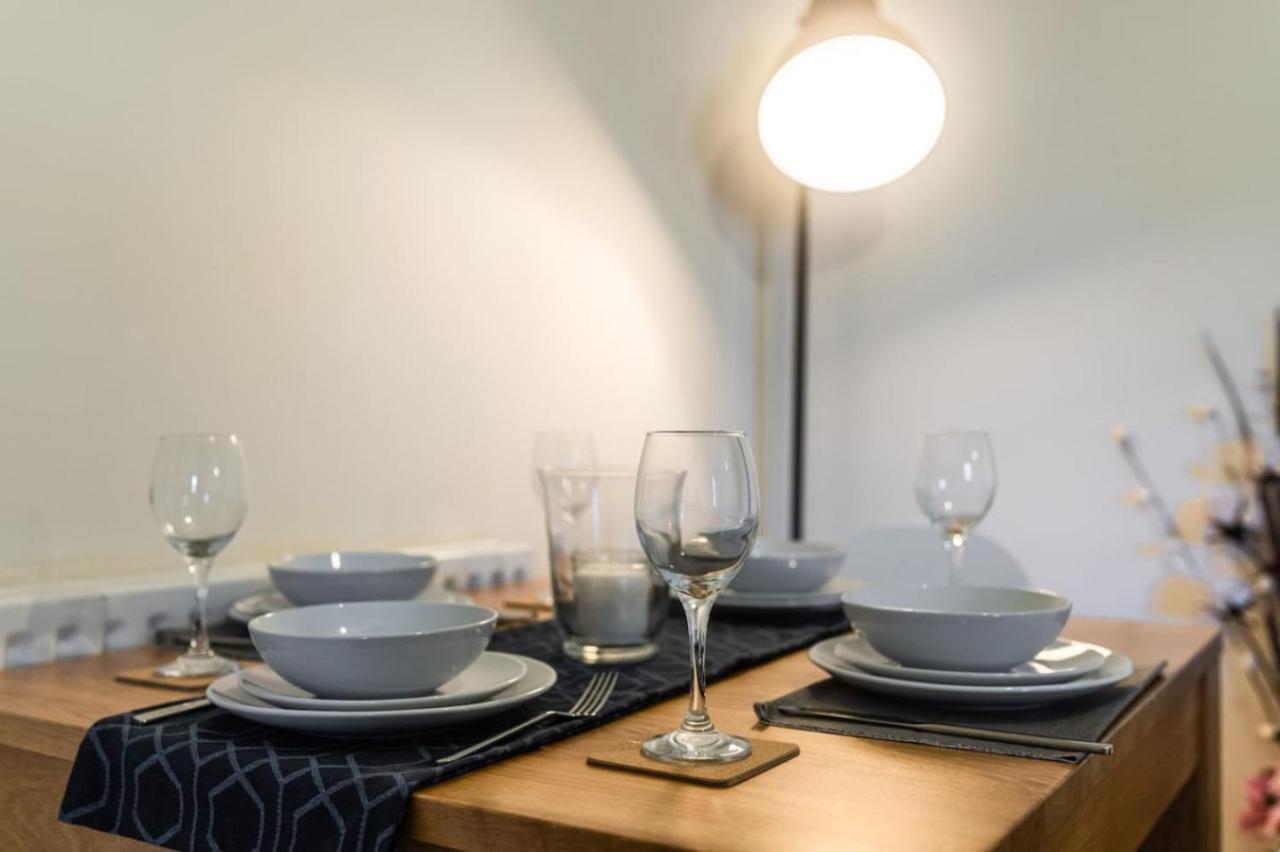 12FWC, 2 Bedroom Apartment, Sleeps 4, Free Parking, Town Centre Location - B&B Swindon