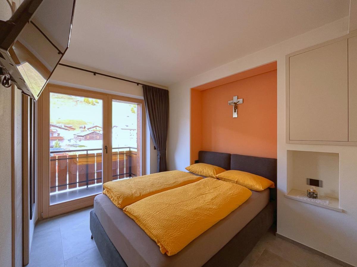 Deluxe One-Bedroom Apartment