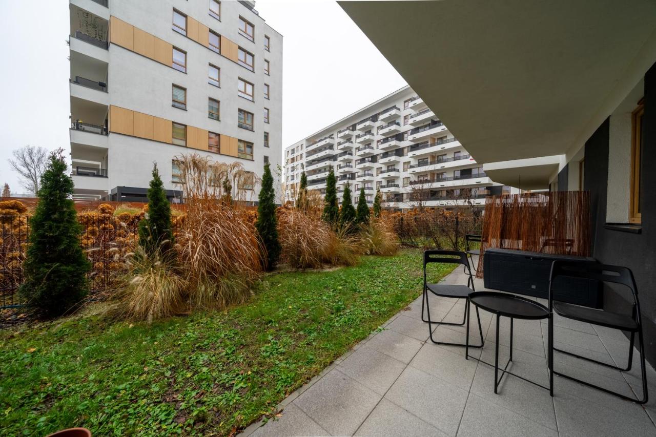 Warsaw Airport Apt - Parking & Terrace - by Rentujemy - B&B