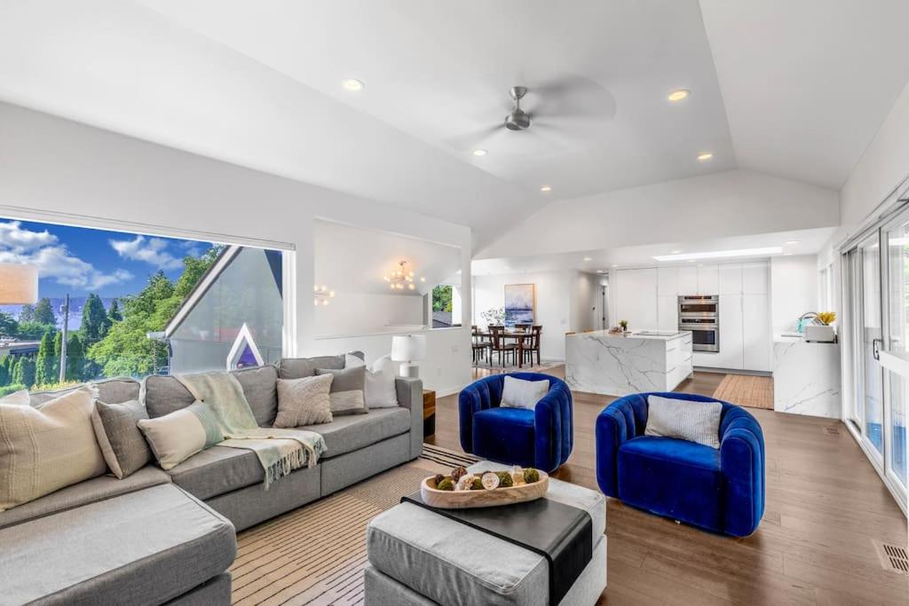 Modern and Relaxing Lake Sammamish View House - B&B