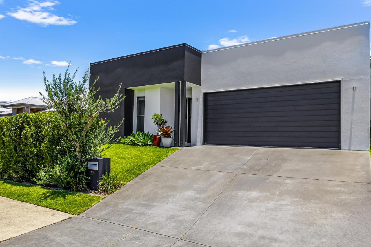 Premium 4-Bed Coastal Escape with BBQ and Pool - B&B