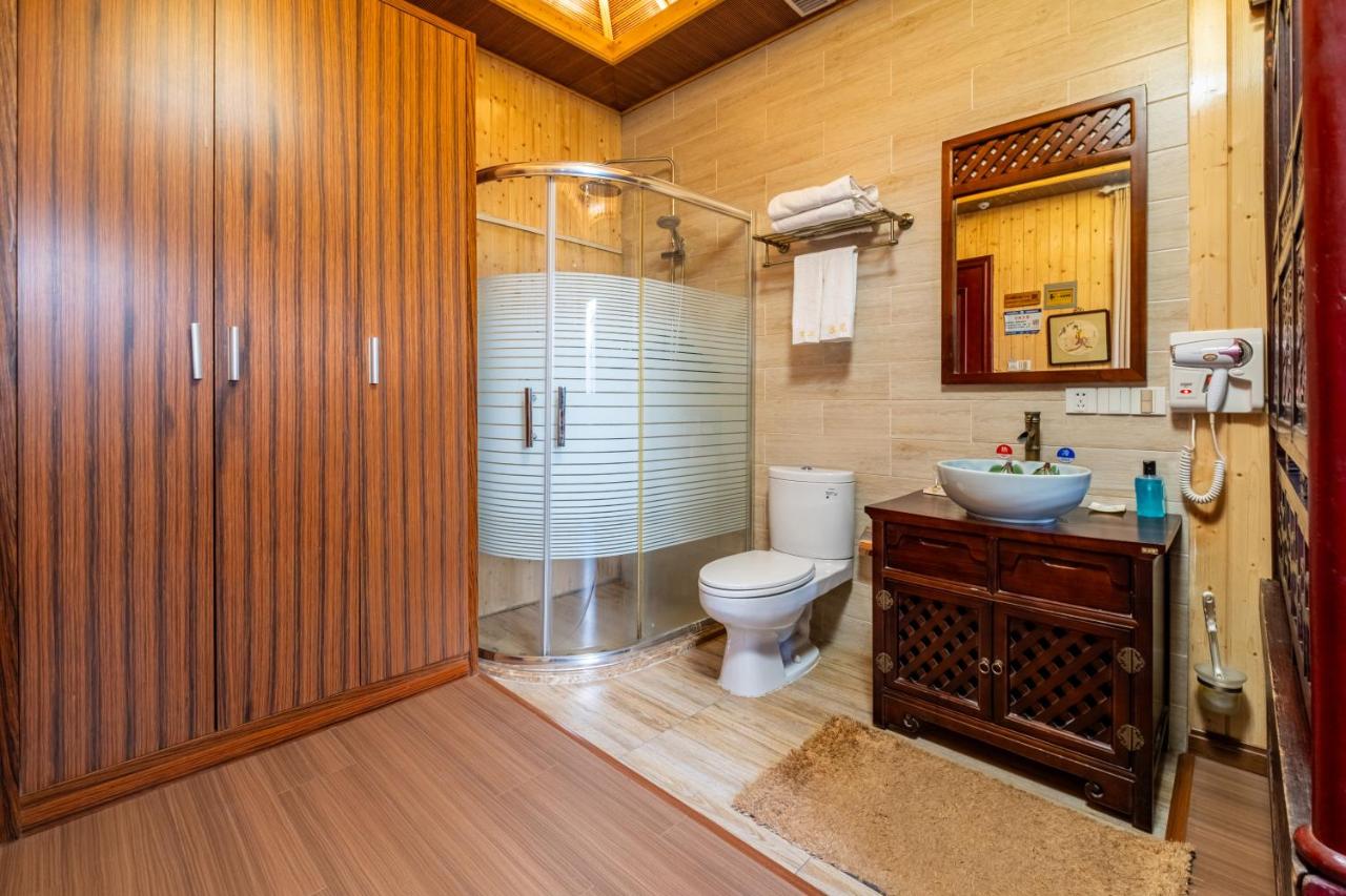 Habitación con cama grande y vistas al jardín