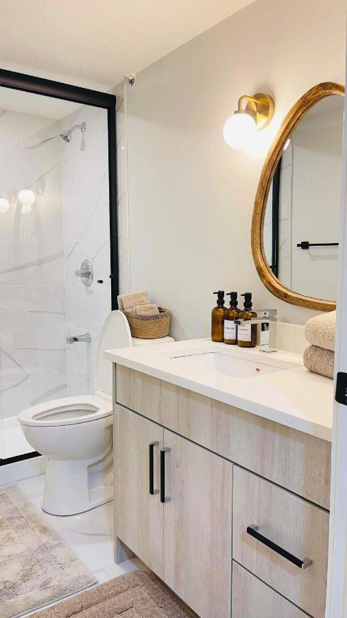Comfy Neutral Living Free Parking - B&B Calgary