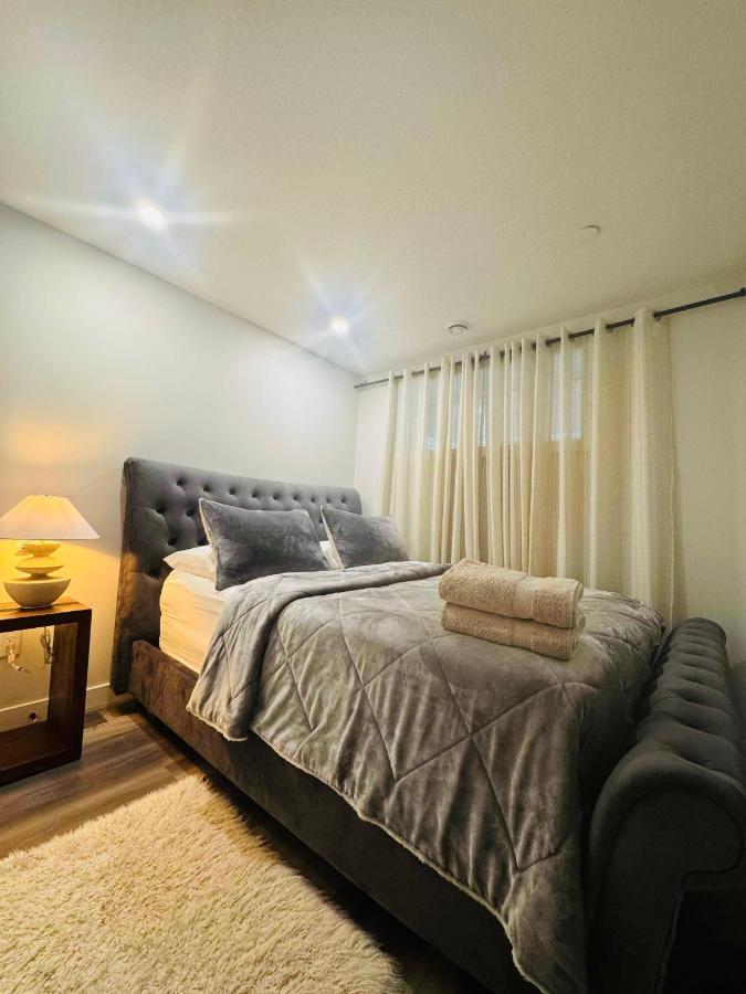 Comfy Neutral Living Free Parking - B&B Calgary