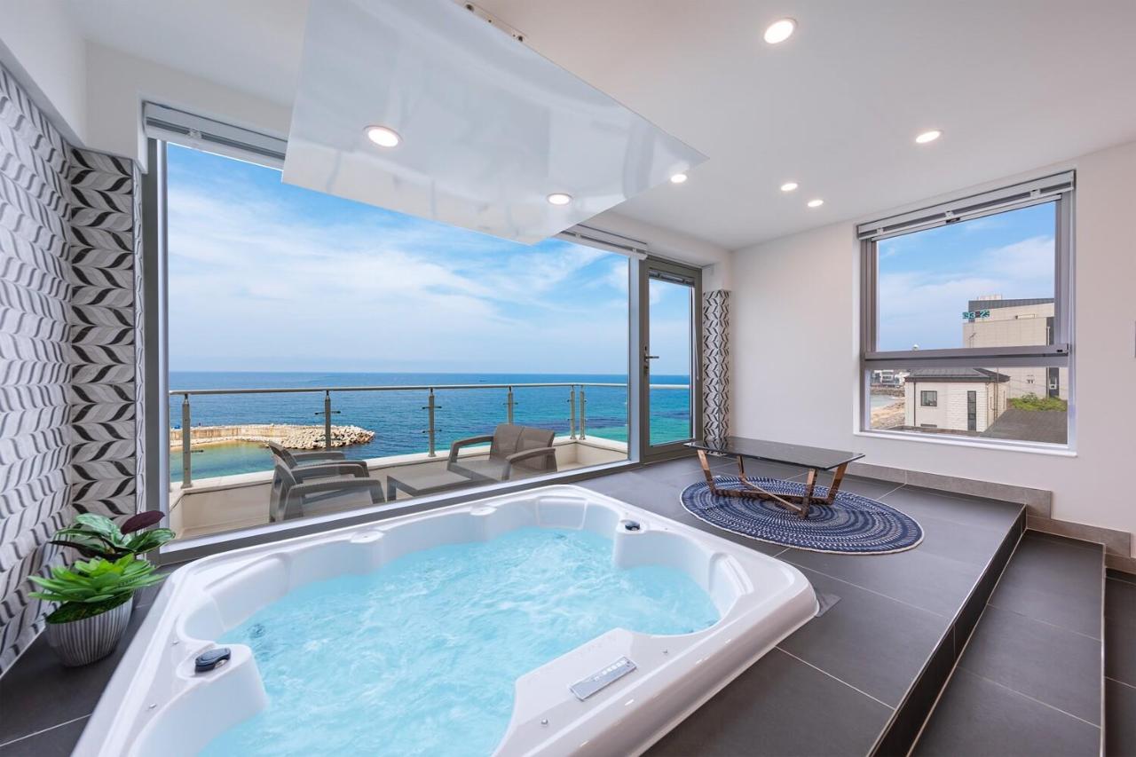 Double Room with Sea View 5