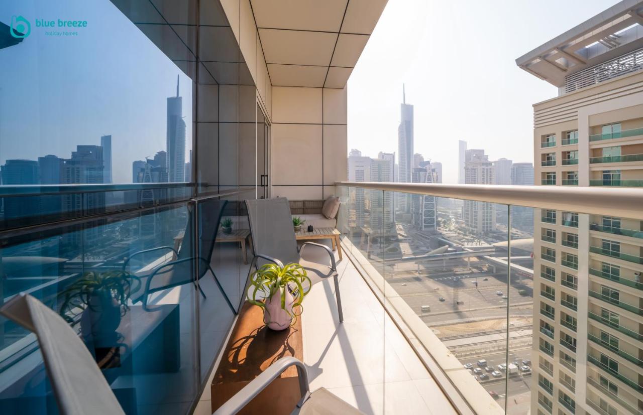 Blue Breeze - Modern Apt with Partial Marina Views & Balcony - B&B