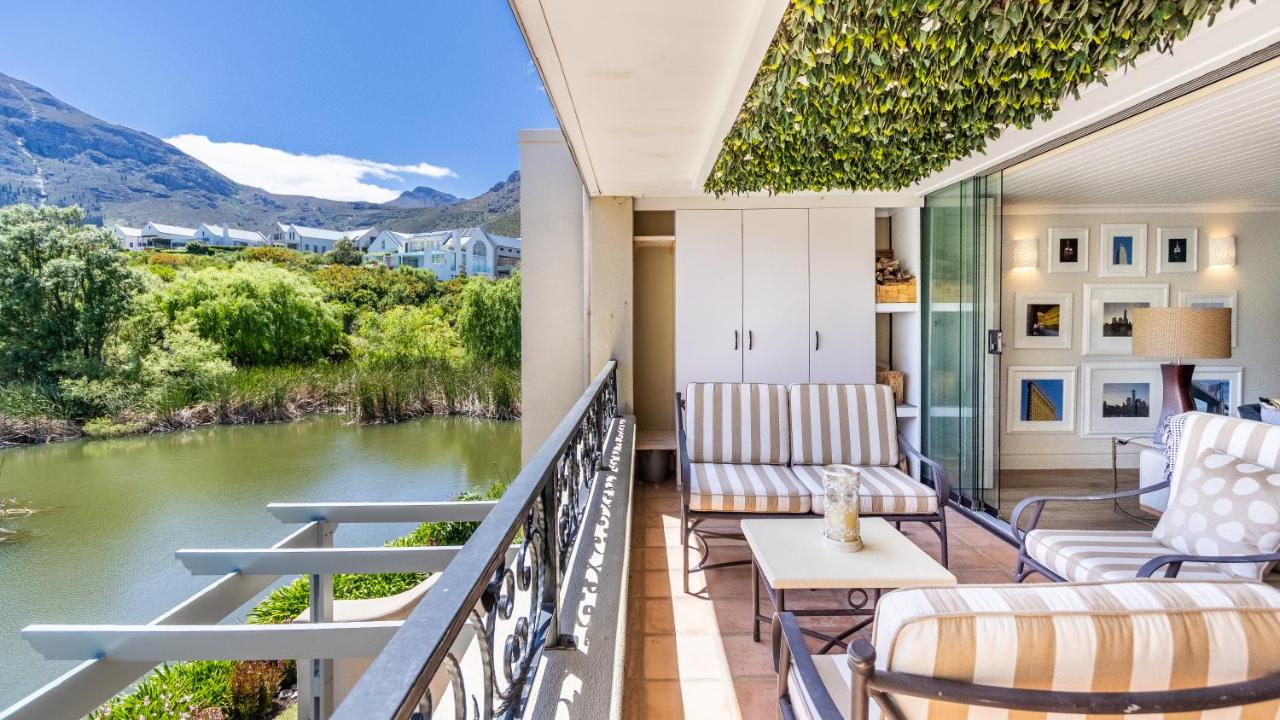 One Bedroom Lake View Villa 16