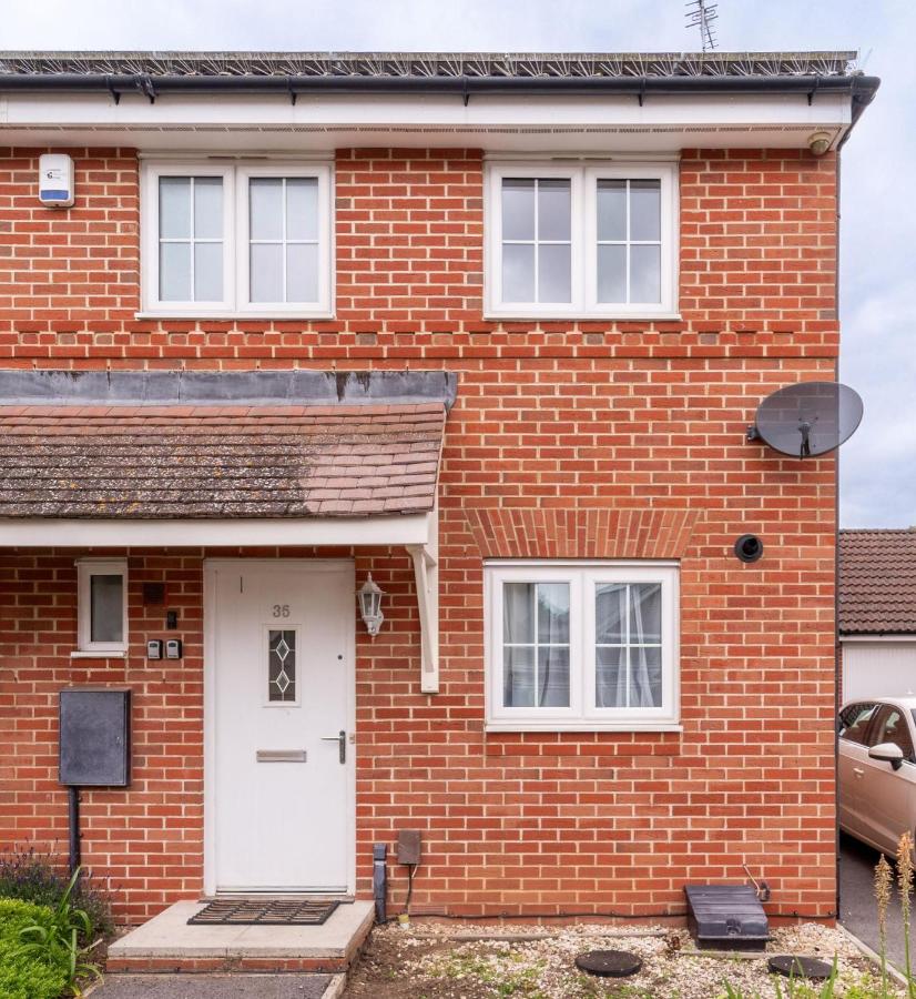 Stylish 3-bed Gloucester house with Free Driveway Parking for 2 cars - Bed and Breakfast