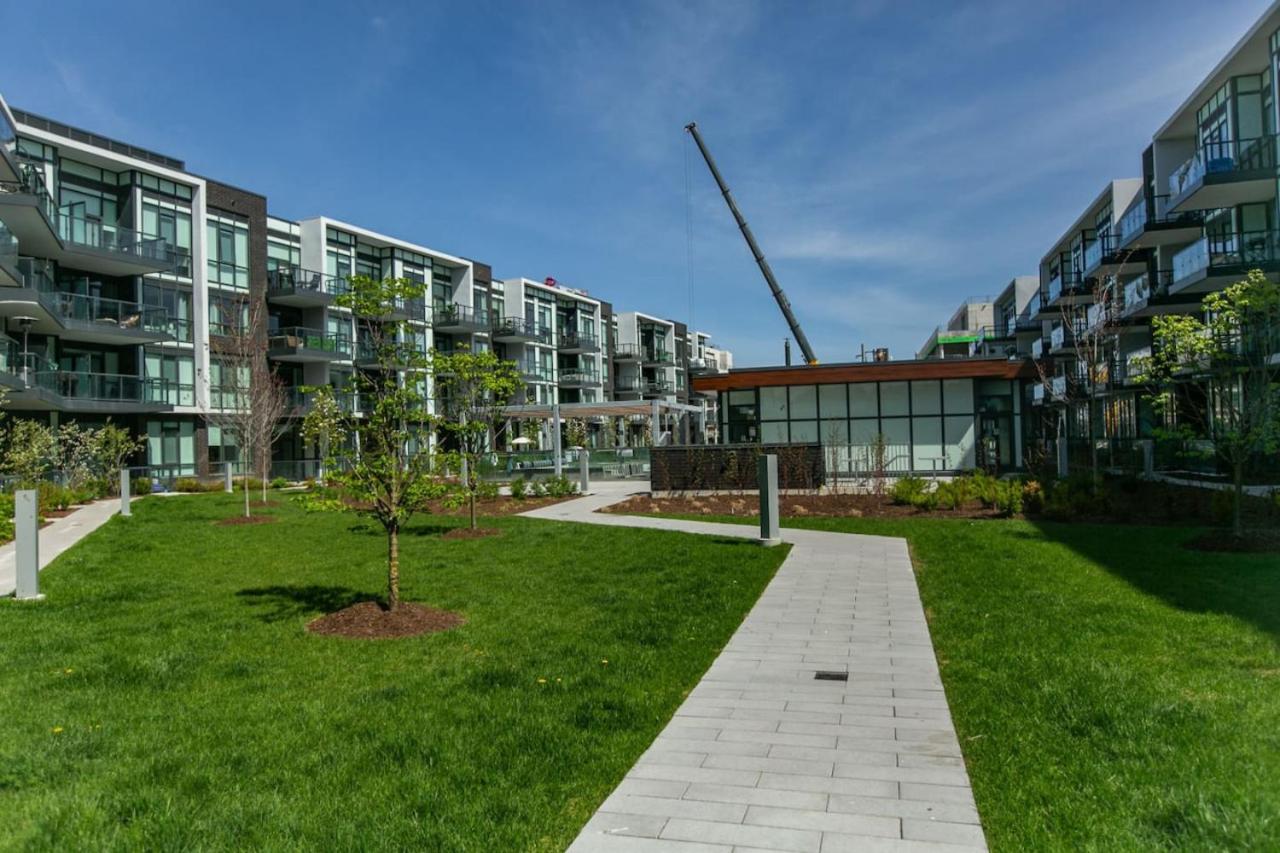 Comfy 1BR Condo w Balcony BBQ Pool and Parking - B&B